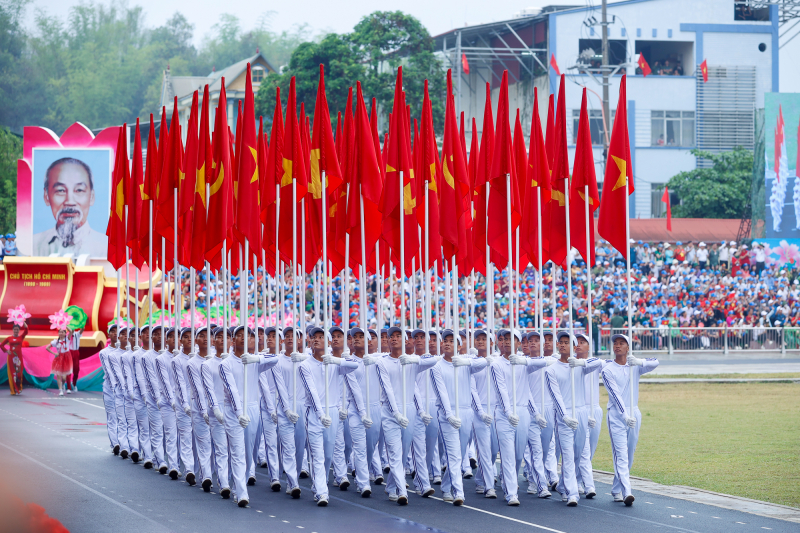 Khối cờ Đảng, cờ Tổ quốc tham gia diễu hành tại Lễ kỷ niệm 70 năm Chiến thắng Điện Biên Phủ ngày 7.5.2024 . Nguồn:chinhphu.vn